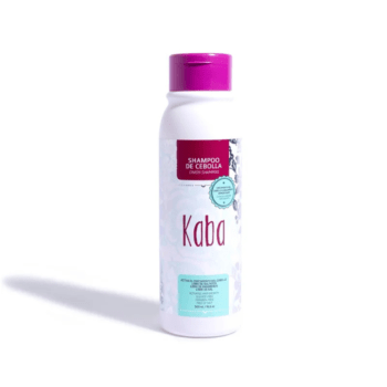 Beneficios Limpieza profunda: Elimina impurezas y residuos acumulados que bloquean los folículos pilosos. Estimula el crecimiento del cabello: Crea un entorno óptimo en el cuero cabelludo para favorecer el crecimiento capilar con el uso constante. Previene el estancamiento capilar: Ayuda a que el cabello crezca de forma natural y continua. Apto para todo tipo de cabello: Su fórmula es suave y eficaz, ideal para cabellos lisos, ondulados, rizados o teñidos. Resultados clínicamente comprobados: Estudio clínico que certifica su eficacia para estimular el crecimiento del cabello. Modo de Uso Aplicar sobre el cabello húmedo: Moja completamente tu cabello y distribuye el shampoo uniformemente sobre el cuero cabelludo. Masajear suavemente: Con las yemas de los dedos, realiza un masaje circular para limpiar a profundidad y activar la circulación sanguínea. Extender hasta las puntas: Lleva la espuma generada a lo largo del cabello. Enjuagar con abundante agua: Retira todo el producto asegurándote de no dejar residuos. Uso constante: Para obtener resultados visibles, úsalo de manera regular en tu rutina de lavado. Resultados esperados: Cabello más limpio, fuerte y saludable. Estimulación visible del crecimiento capilar. Cuero cabelludo libre de impurezas, favoreciendo un crecimiento continuo. ¡Revitaliza tu cabello desde la raíz y potencia su crecimiento con un shampoo clínicamente probado que cuida y limpia profundamente! 🌱✨ KABA SHAMPOO DE CEBOLLA X 500